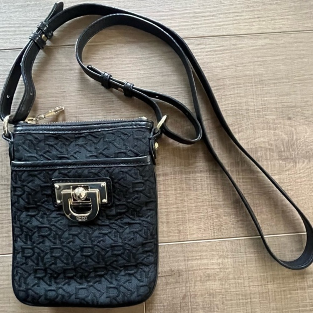 DKNY Crossbody Messenger Shoulder Bag Black Gold Hardware 7.5 L X 6” W Dust OBO‎